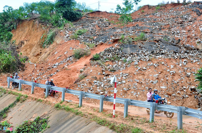 Người dân đi lại nguy hiểm dưới chân núi lở, bên bờ kè khu tái định cư A Nhua 2, thuộc dự án nhà máy thủy điện Đăkđrinh, xã Sơn Long (huyện vùng cao Sơn Tây)