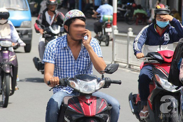 Một trong những quy định xử phạt vi phạm giao thông có hiệu lực từ đầu năm 2017 đó là: Người dùng tay sử dụng điện thoại di động khi đang điều khiển xe chạy trên đường sẽ bị phạt tiền 600.000-800.000 đồng và tước giấy phép lái xe 1-3 tháng. Ảnh minh họa. Nguồn ảnh: Afamily.