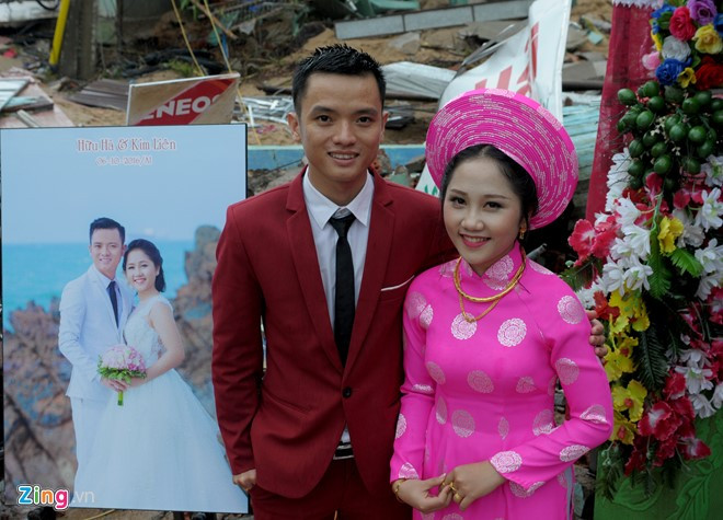 Nhà không may bị sập trong lũ, trong ngày lễ tân hôn, cặp đôi vẫn rạng rỡ hạnh phúc. Những nụ cười lạc quan như vậy cũng xuất hiện tại rất nhiều vùng quê đang phải chịu cảnh bão lũ, thiên tai. Dù cho khó khăn, vất vả nhưng ngày vui, ngày trăm năm vẫn rộn ràng tiếng hát ca và nụ cười hạnh phúc.