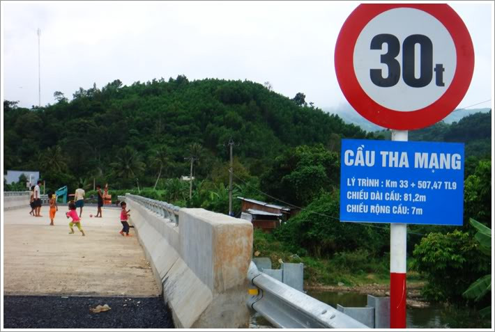 Một trong những cây cầu chỉ có ở Việt Nam. Tên cầu độc đáo như vậy chắc hẳn chỉ có người dân địa phương mới có thể giải thích được nguồn gốc tên cầu như thế nào.