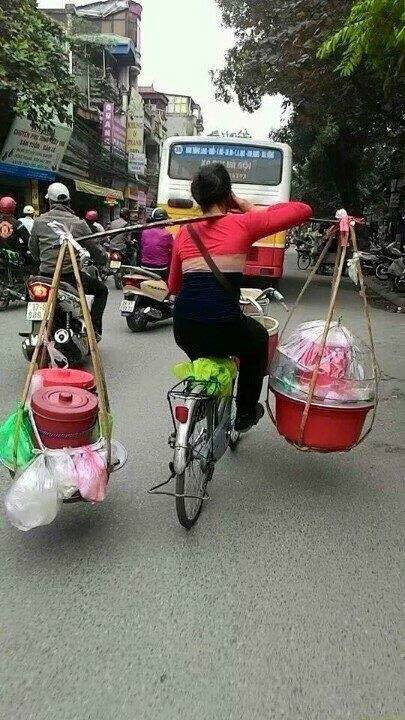 Vừa lái xe, vừa gánh hàng, vừa nghe điện thoại... đúng chất "siêu tổ lái".