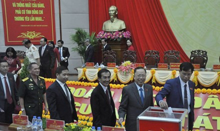 Liên quan đến vụ án Trịnh Xuân Thanh, ngày 28/12, đoàn công tác của Ủy ban Kiểm tra Trung ương công bố quyết định kỷ luật đối với ông Trần Công Chánh, Bí thư Tỉnh ủy Hậu Giang. Ảnh nguyên Bí thư tỉnh Hậu Giang Huỳnh Minh Chắc (thứ nhất từ phải sang) và Bí thư Tỉnh ủy Trần Công Chánh (thứ hai) đang bỏ phiếu tại Đại hội Đảng bộ tỉnh Hậu Giang nhiệm kỳ 2015 - 2020. Nguồn ảnh: Tiền Phong.