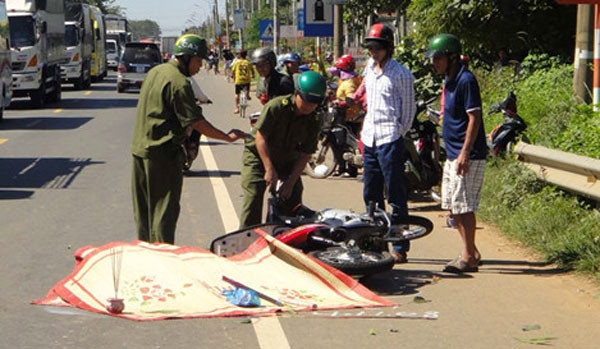 Cũng trong ngày 22/12, trên quốc lộ 1A, đoạn km 1788+200, thuộc xã Xuân Tâm (H. Xuân Lộc, tỉnh Đồng Nai) đã xảy ra một vụ tai nạn xảy rakhiến một thanh niên đi trên xe máy tử vong tại chỗ. Người dân gần đó nghi vấn và truy đuổi một xe container vì cho rằng chiếc xe này đã gây tai nạn. Truy đuổi khoảng 200 m, người dân dừng được xe container và yêu cầu tấp vào lề. Tuy nhiên, tài xế xe container khẳng định xe này không va chạm với chiếc xe máy bị nạn. Hiện cơ quan chức năng đang điều tra vụ việc. Ảnh: Trung Nguyên.