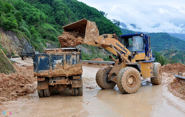 Theo ông Thảo, do nhiều điểm lở núi trên các tỉnh lộ, quốc lộ với khối lượng đất, đá quá lớn, thời gian tới, Sở khảo sát, lập thiết kế chi tiết kiến nghị Bộ Giao thông Vận tải và tỉnh hỗ trợ kinh phí nhằm sớm khắc phục hậu quả thiên tai bền vững, để phương tiện cùng người dân qua lại những khu vực này an toàn.