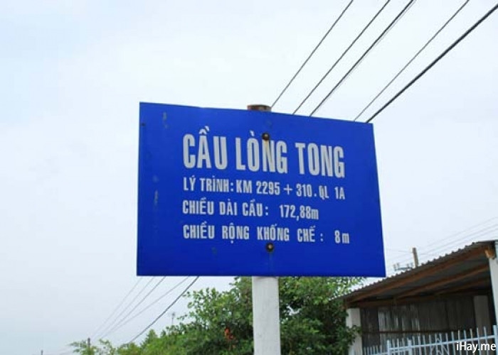 Mới đọc hẳn không ít người cảm thấy khó hiểu tên cầu đường ở nhiều vùng bởi nó gắn với văn hóa, đời sống của địa phương đó. Lòng tong là tên một loại cá nhỏ có nhiều ở đồng bằng sông Cửu Long. Có lẽ vậy mà tên loài cá quen thuộc này được đặt cho cây cầu.