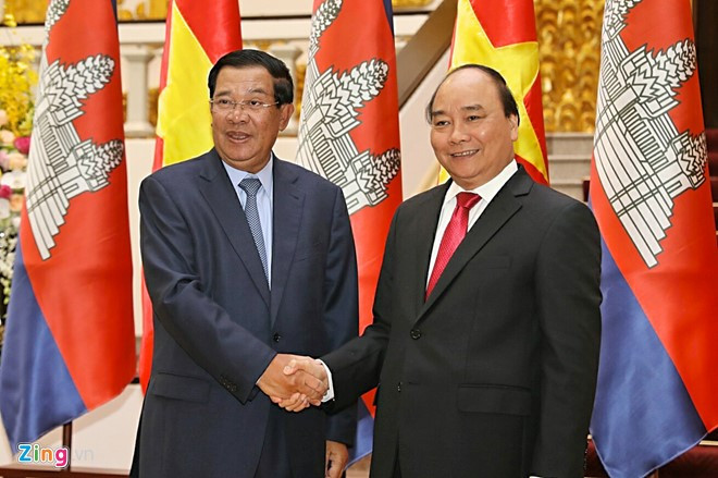 Sáng 20/12, lễ đón Thủ tướng Vương quốc Campuchia Hun Sen trong chuyến thăm chính thức Việt Nam hai ngày, diễn ra trang trọng. Đây là chuyến thăm Việt Nam lần thứ hai kể từ khi ông Hun Sen được tái bổ nhiệm làm Thủ tướng Vương quốc Campuchia vào tháng 9/2013. Ảnh: Zing.