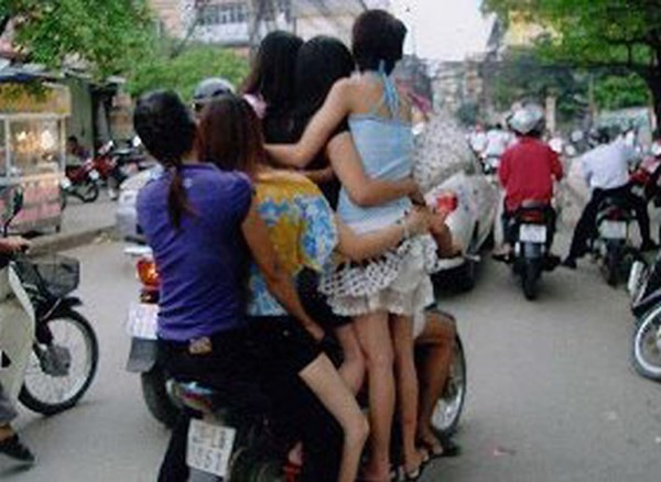 Một kiểu chở người quá tải.