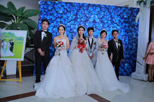 Nhiều người không khỏi ngạc nhiên xen lẫn thích thú khi cùng ngắm nhìn ba cặp đôi trao nhẫn, cắt bánh, rót rượu trong lễ cưới. Nguồn ảnh: Dân Việt.
