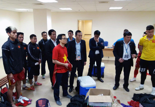 Hôm 8/12, Phó Thủ tướng Vũ Đức Đam đã đến động viên, khích lệ tinh thần của đội tuyển Việt Nam sau một trận bán kết lượt về thất bại trước tuyển Indonesia. Nguồn ảnh: VTC News.