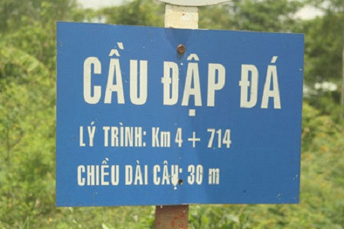 Ở Việt Nam, nhiều cây cầu có tên độc lạ như thế này.