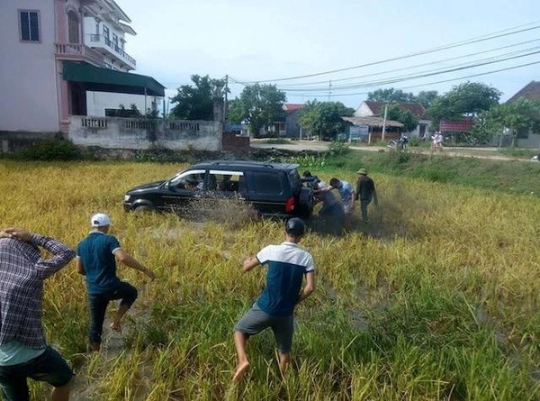 Đường rộng không đi, xuống ruộng cày lúa làm chi?