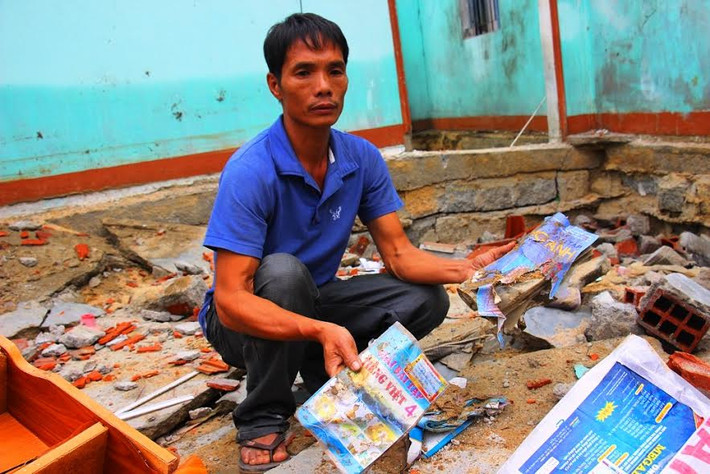 Ông Phan Văn Long cho hay: “Nhà sập, sách vở cũng cuốn trôi theo dòng lũ. Nhặt được cuốn nào thì phơi cuốn ấy thôi, tôi rất sợ các cháu thấy khó khăn quá bỏ học thì khổ lắm”.