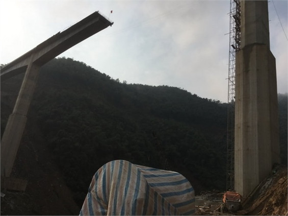 UBND tỉnh Thanh Hóa có thông báo kết luận kết quả điều tra nguyên nhân vụ sập hệ đà giáo tại công trình cầu Suối Quanh, huyện Quan Hóa làm 4 người tử vong. Theo đó, nguyên nhân dẫn đến sự cố sập hệ đà giáo trong quá trình thử tải để thi công công trình là do quá trình chất tải lệch tâm, kết hợp với hiện tượng trượt chân hệ đà giáo trên bệ trụ tạm (hệ quả của quá trình chất tải lệch tâm). Ảnh do độc giả cung cấp.