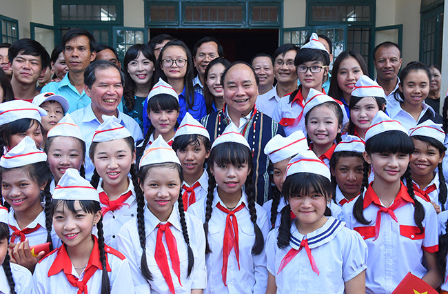 Thủ tướng Nguyễn Xuân Phúc trong nhiều chuyến làm việc đã để lại những dấu ấn đặc biệt trong lòng người dân. Ảnh Thủ tướng thăm các em học sinh tại xã N’Thol Hạ (Đà Lạt). Nguồn ảnh: VietQ.