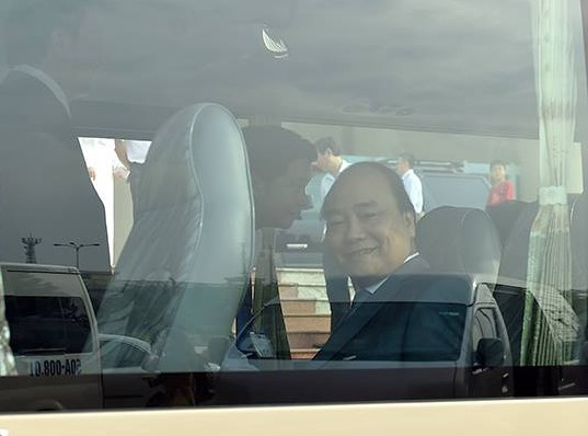 Hình ảnh Thủ tướng Nguyễn Xuân Phúc cùng các thành viên đoàn công tác Chính phủ thăm khu đô thị Đại học Quốc gia TP HCM bằng xe khách hôm 20/11 giản dị, gần gũi. Nguồn ảnh: Chính phủ.