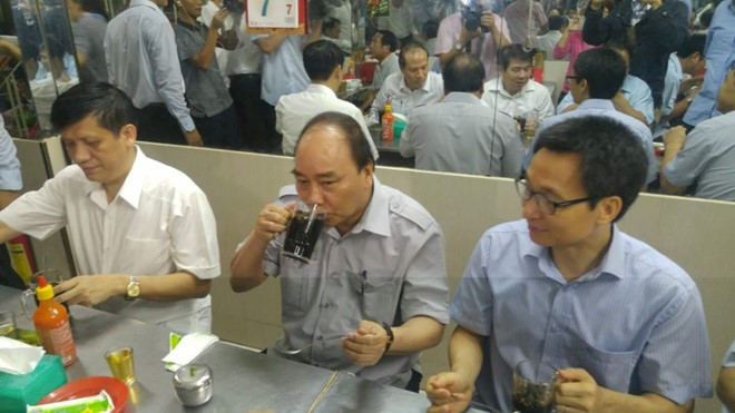 Hình ảnh gần gũi của thủ tướng được người dân chụp lại. Ảnh: Người dân cung cấp.