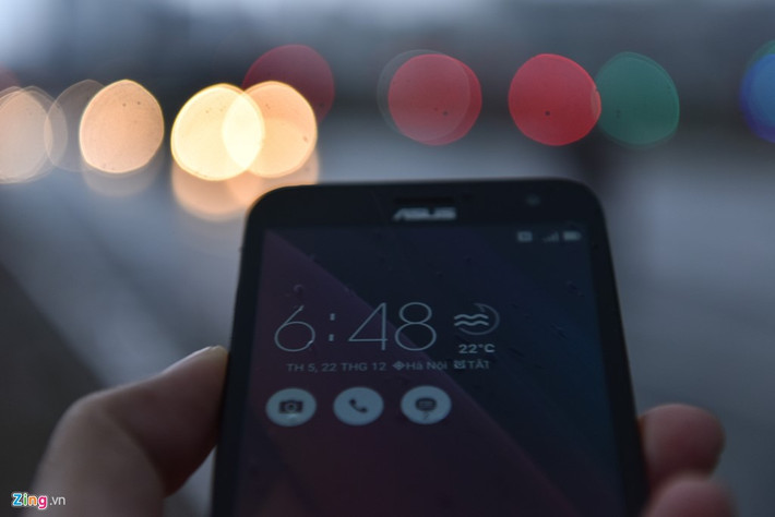Gần 7h sáng nhưng thành phố vẫn lấp lánh những ánh đèn.