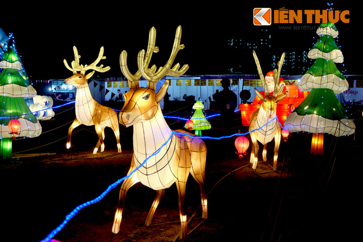 Tuần lộc, chiếc xe chở quà của ông già Noel - hình ảnh quen thuộc của mùa giáng sinh được tái hiện sinh động.