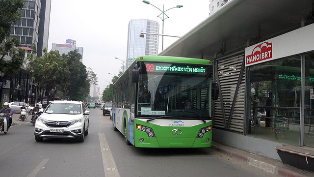 Tuần qua, tuyến buýt nhanh BRT đầu tiên của Hà Nội đã chạy thử. Theo dự kiến, tuyến số 1 Yên Nghĩa - Kim Mã đã sẵn sàng để chạy thử từ ngày 25/12 và chính thức hoạt động từ ngày 1/1/2017 tới đây, đồng thời miễn phí 1 tháng cho người dân làm quen. Ảnh: VTV.
