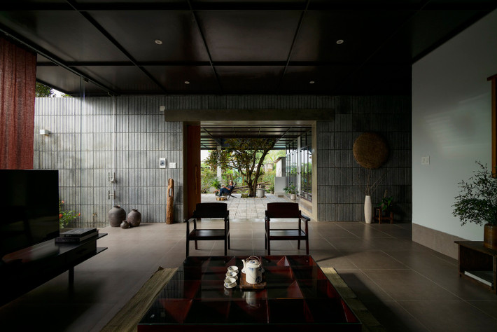 Căn nhà có tổng diện tích 150m2, theo kết cấu hình chữ L với công năng được phân bổ đều đặn, kết nối với nhau thông qua những lối đi liền mạch, thoáng đãng.