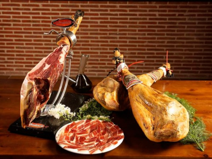 Trung bình, thịt lợn muối Iberico khoảng 220 USD (gần 5,2 triệu đồng) cho một miếng chưa đến nửa cân. Ảnh: Cooken Trading