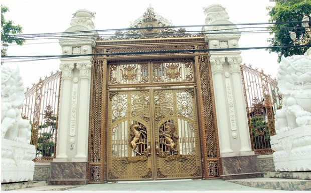 Cổng tòa lâu đài được gia chủ xây dựng với hợp kim mạ đồng to lớn và bắt mắt. Ảnh: Người đưa tin