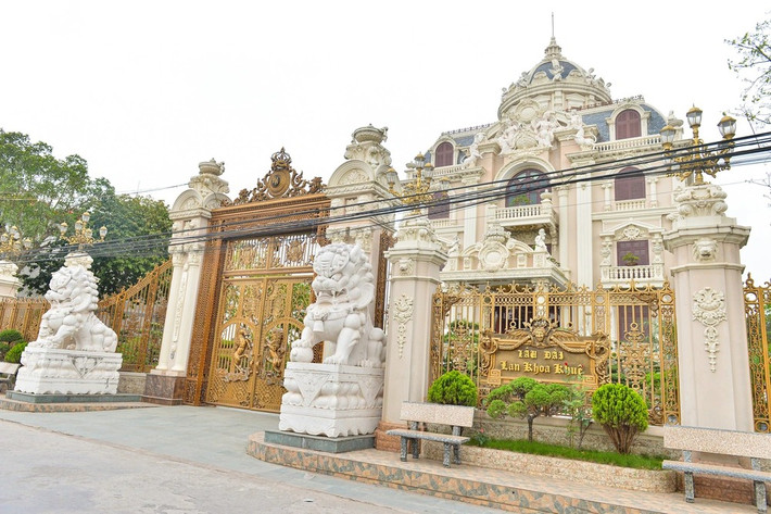 Toạ lạc tại Hải Minh, huyện Hải Hậu (Nam Định), lâu đài Lan Khoa Khuê của vợ chồng ông bà Nguyễn Văn Khuê và Nguyễn Thị Lan nổi tiếng trong vùng không chỉ bởi thời gian xây tới hơn 9 năm mà còn bởi chi phí xây dựng lên tới hàng trăm tỷ đồng. Ảnh: Nhịp sống Việt
