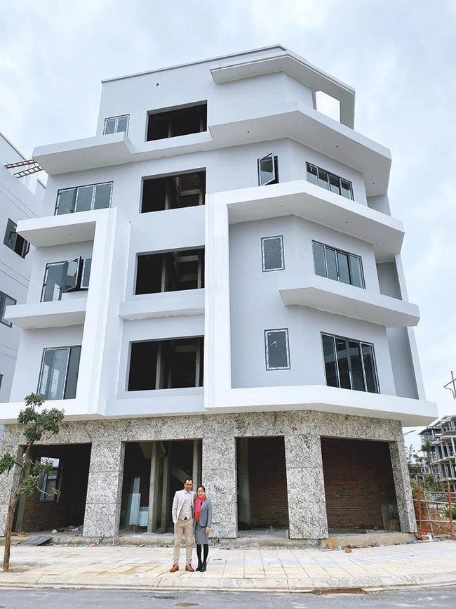 Đầu năm 2020, Hòa Minzy khiến nhiều người ngưỡng mộ khi khoe công trình nhà xây tặng bố mẹ đang đi vào hoàn thiện. Ảnh: FBNV
