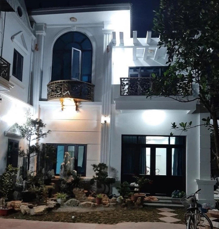 Chỉ cần nhìn khu vườn rộng rãi với nhiều tiểu cảnh công phu, ai cũng biết giá trị của ngôi nhà không hề nhỏ. Ảnh: FBNV