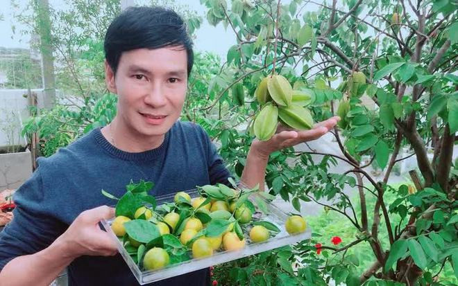 Xung quanh nhà, Lý Hải trồng nhiều hoa và cây ăn trái như một nông dân thực thụ. Ảnh: FBNV