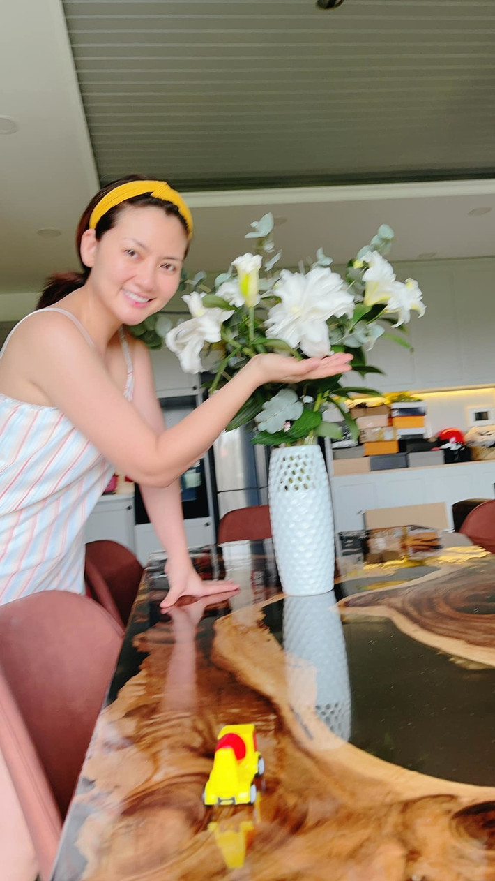 Không chỉ đích khoe căn hộ nhưng qua những bức ảnh mờ nét mà con trai Ngọc Lan chụp, khán giả nhận ra chi tiết căn hộ của nữ diễn viên và con trai sống khá hoành tráng. Ảnh: FBNV
