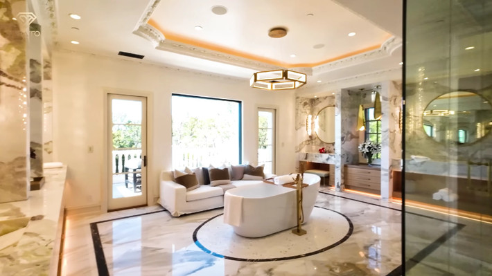 Phòng tắm rộng rãi với nội thất xa hoa chẳng kém resort hạng sang. Nguồn ảnh: chụp màn hình NhaTo