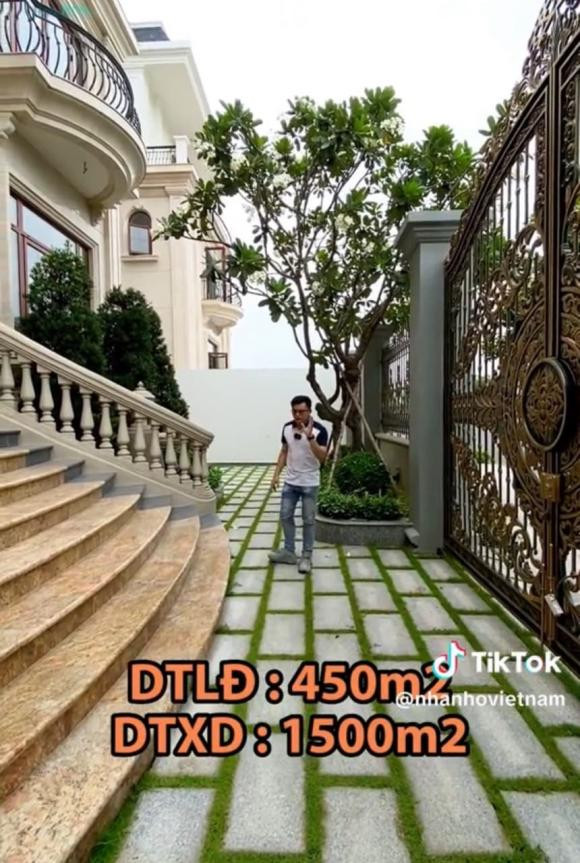 Khuôn viên trong biệt thự trồng nhiều cây xanh.