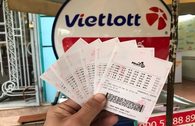 Ông P cho biết, hằng ngày, ông đều đặn mua vé số để giải trí, cứ đăng nhập vào ứng dụng Vietlott SMS là mua 3 dãy số do hệ thống tự chọn. Sau khi nộp thuế Thu nhập cá nhân 7,3 tỷ đồng, ông P nhận về khoảng 65,7 tỷ đồng. Ông P ủng hộ 700 triệu đồng cho hoạt động an sinh xã hội thông qua Vietlott. Ảnh minh họa