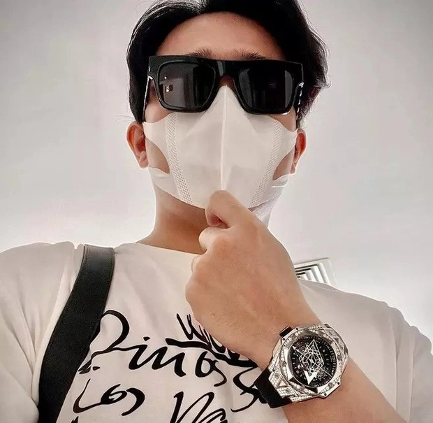 Mẫu Hublot Big Bang Sang Bleu Titanium Pavé có giá khoảng 700 triệu là món quà nhân kỷ niệm ngày cưới mà Hari Won tặng nam MC. Ảnh: FBNV