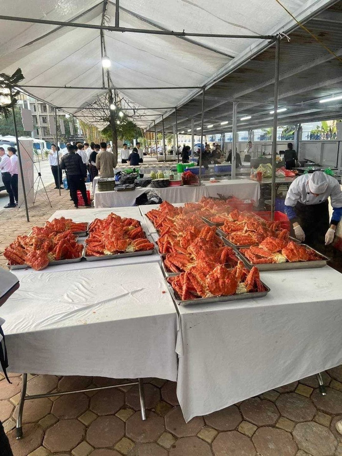 Trước đó, hồi tháng 2 vừa qua, "siêu đám cưới" ở TP Từ Sơn (tỉnh Bắc Ninh) được chia sẻ lên MXH đã khiến dân tình choáng ngợp. Theo đó, thực đơn trong đám cưới là những món sơn hào hải vị đắt đỏ như cua hoàng đế, bào ngư sốt xì dầu. Ảnh: Người đưa tin