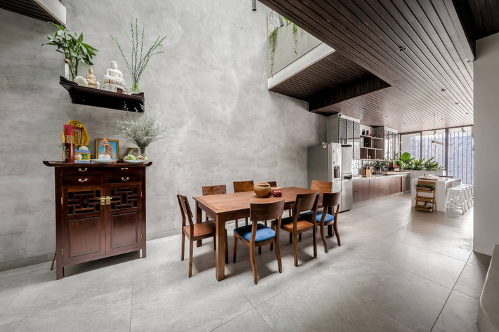 Phần 2 của cầu thang từ tầng 3 lên tới sân thượng được đưa vào giữa nhà chỉ để sinh hoạt nội bộ của gia đình.