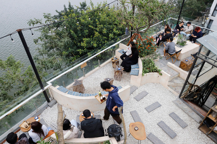 Một điểm cộng nữa của quán cà phê tổ ong là tầm view trọn cảnh Hồ Tây. Ảnh: Dân Việt