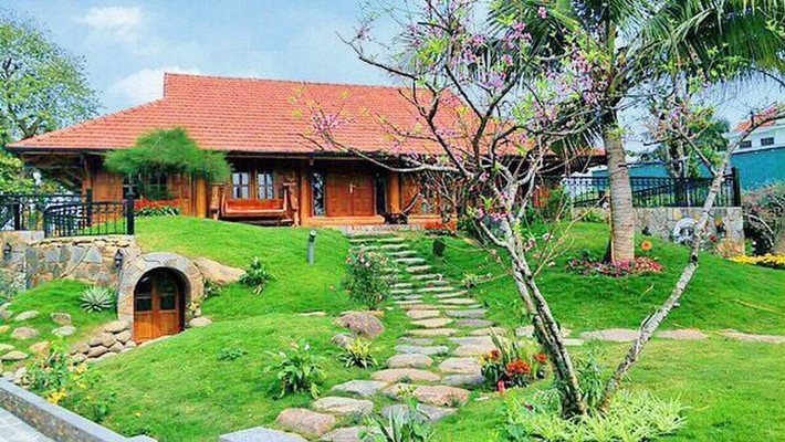 Không gian sống của gia đình Xuân Bắc nằm giữa mảnh đất rộng lớn. Phần lớn diện tích được sử dụng làm sân vườn, trồng cây và tạo hình non bộ. Ảnh: Internet
