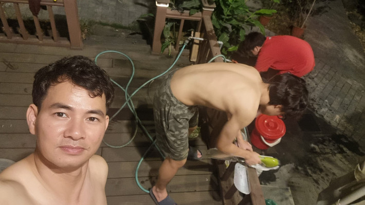 Mới đây, trên trang cá nhân, nghệ sĩ Xuân Bắc chia sẻ ảnh hai con trai giúp bố làm việc nhà. Ảnh: FBNV