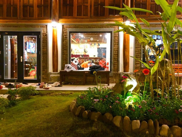 Nhà gồm 2 tầng và xây dựng hoàn toàn bằng gỗ, gian nhà chính còn có tầng hầm khá độc đáo. Ảnh: Internet