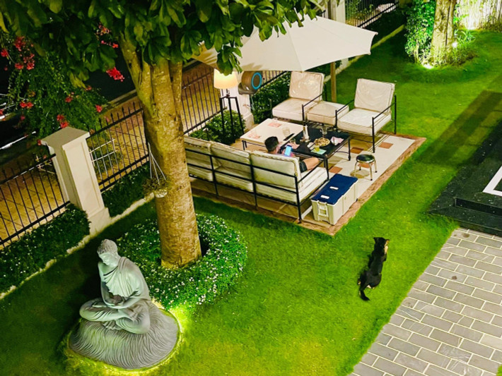 Trong khuôn viên ngoài trời, Quốc Trường đặt tượng Phật lớn và sofa để tận hưởng không khí trong lành khi ăn sáng, uống cafe.