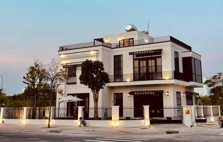 Tháng 12/2021, diễn viên Quốc Trường từng hé lộ căn biệt thự đang trong quá trình hoàn thiện. Biệt thự của Quốc Trường có diện tích 305m2, có giá trị khoảng 40 tỷ đồng ở vị trí tại khu đô thị Phú Mỹ Hưng, TP HCM.