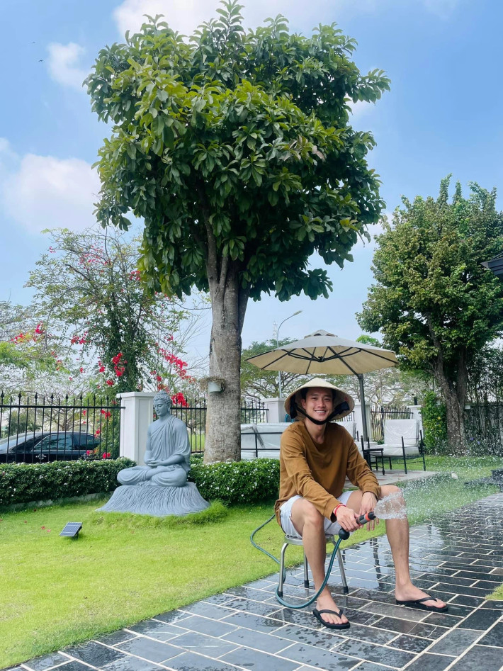 Căn biệt thự còn có khoảng sân vườn khá lớn, tràn ngập cây xanh.