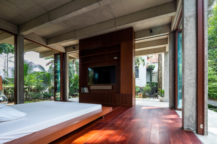 Floating House gồm 3 tầng với thiết kế hợp lý, phù hợp với nhu cầu của gia chủ. Tầng 1 là không gian riêng tư như phòng ngủ master, phòng thay đồ…