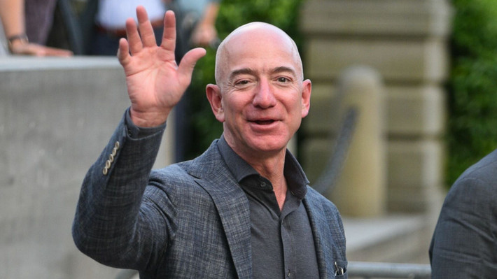 Sau khi từ chức CEO Amazon vào năm 2021, Jeff Bezos thực hiện chuyến bay lịch sử vào không gian trên con tàu vũ trụ New Shepard của Blue Origin, công ty hàng không vũ trụ được ông thành lập năm 2000. Ảnh; SkyNews