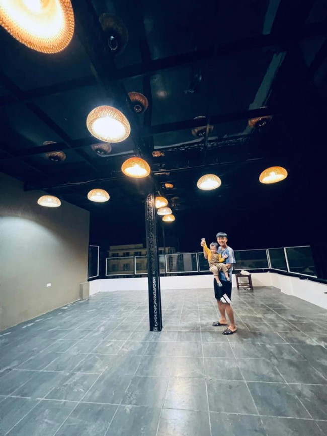 Do bận tập luyện và thi đấu nên khách sạn chủ yếu do bà xã Phan Văn Đức quản lý. Ảnh: FBNV