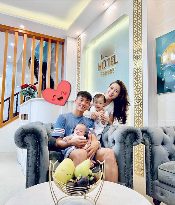 Ở tuổi 27, cầu thủ quê Nghệ An đã có vợ và hai người con cùng với khối tài sản khiến nhiều người mơ ước. Ảnh: FBNV