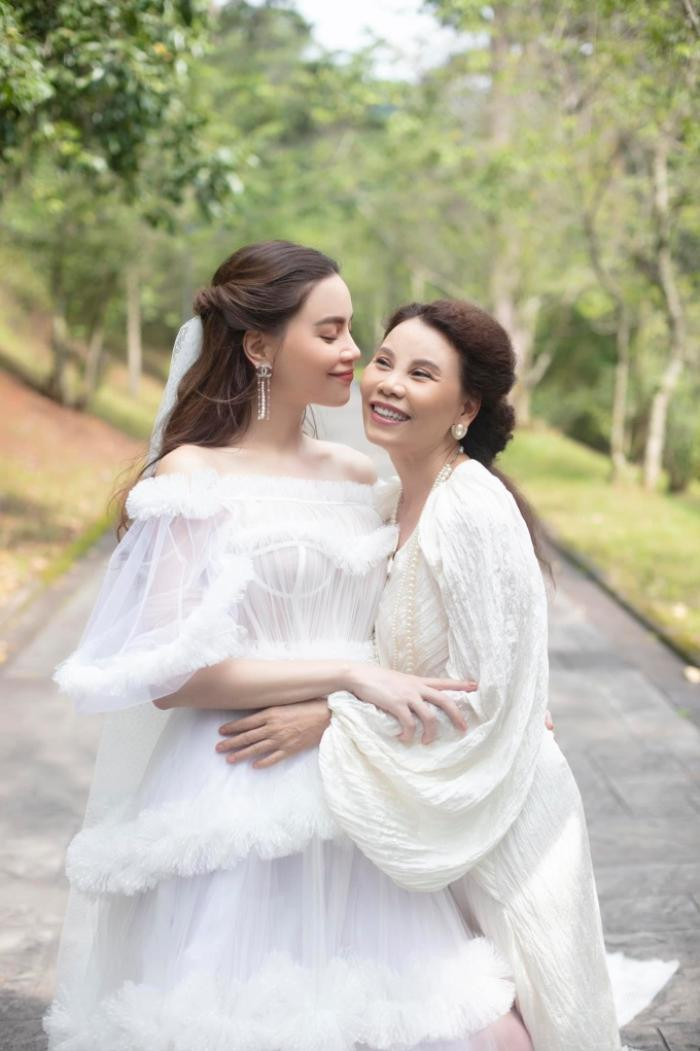 Mặc dù không hoạt động nghệ thuật nhưng mỗi lần xuất hiện cùng con gái, mẹ ruột Hồ Ngọc Hà đều nhận được sự quan tâm của đông đảo mọi người. Ảnh: Internet