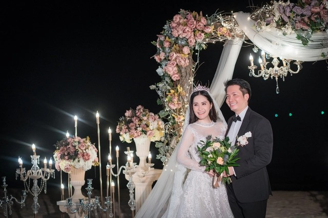 Vợ chồng Đoàn Di Băng - Nguyễn Quốc Vũ được nhiều người ngưỡng mộ bởi sự hạnh phúc và độ giàu có. Sau khi kết hôn, nữ ca sĩ khiến người hâm mộ phải "ghen tị" vì được chồng yêu thương, cưng chiều, mua sắm từ đồ hiệu đến xe sang. Ảnh: FBNV